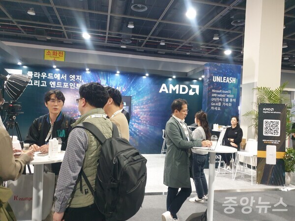 개발자 및 업계 관련 전문가들이  관심있는 부스를 찾아 핵심 기술에 대해 설명을  듣고 있다(사진=신현지 기자)