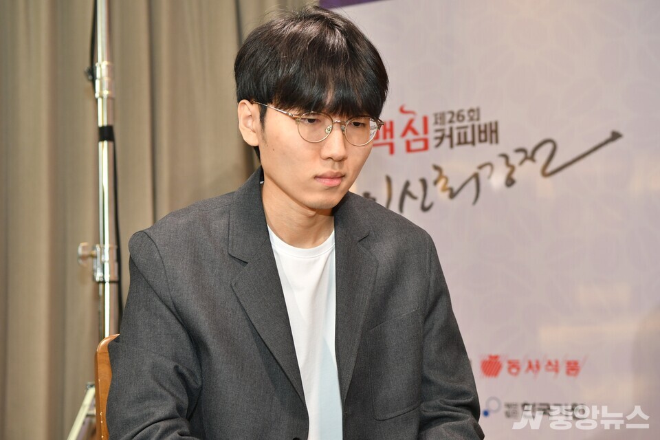 ﻿지난 2일 경기도 가평군 마이다스 호텔 앤 리조트에서 열린 제26회 맥심커피배 입신최강전 결승 2국에서 신진서 9단이 대국을 두고 있다.