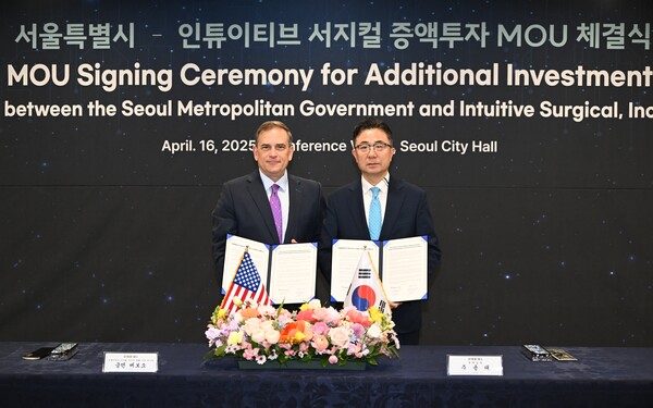 주용태 서울시 경제실장(우)과 글렌 버보소 인튜이티브 서지컬 아시아 지역 총괄 수석부사장(좌)이 증액투자 MOU 체결식에서 협약서를 들고 기념촬영을 하고 있다.(사진=서울시)
