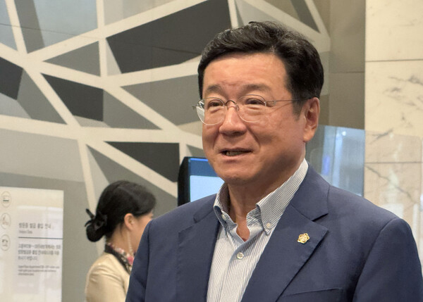 이찬희 삼성준법감시위원회 위원장이 22일 서울 서초구 삼성생명 서초사옥에서 열리는 삼성 준감위 회의에 참석하며 모여든 취재진 질문에 답변하고 있는 모습.(자진=연합뉴스)