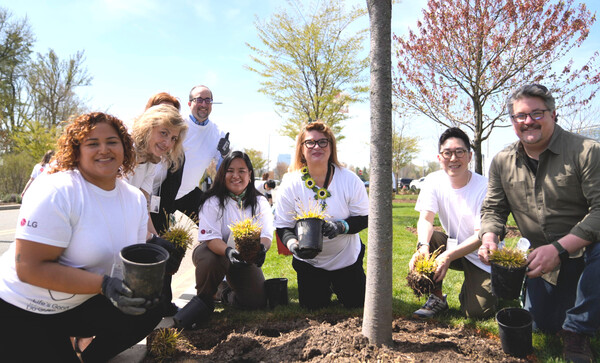 LG전자 '라이프스 굿' 캠페인에 동참한 미국법인 직원들이다.(자료사진=LG전자 제공)