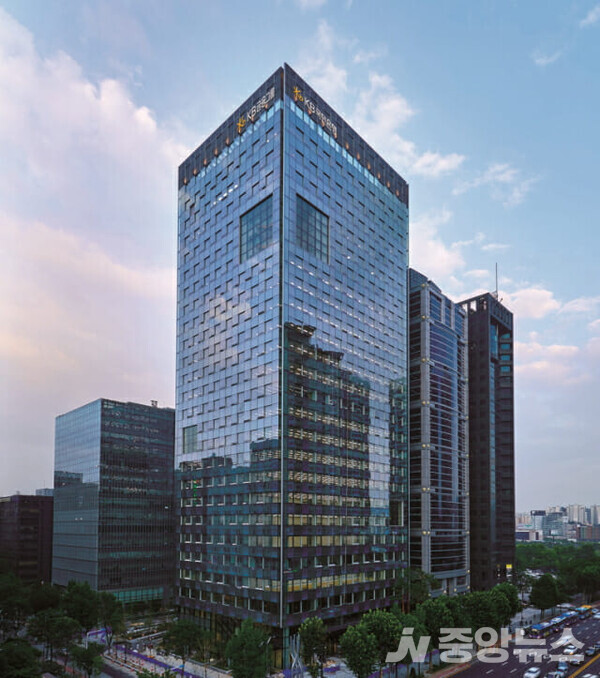 KB금융이 2024 CDP 기후변화 대응 부문 ‘탄소경영 섹터 아너스’ 8년 연속 선정이됐다.(사진=KB금융 제공)