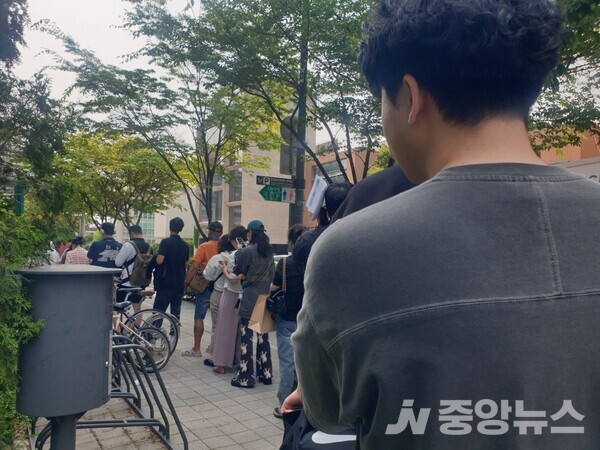 사전투표 2일차인 30일 마포구 합정동 주민센터에 마련된 투표소에 유권자들이 긴 줄을 이루고 있다.(사진=신현지 기자)