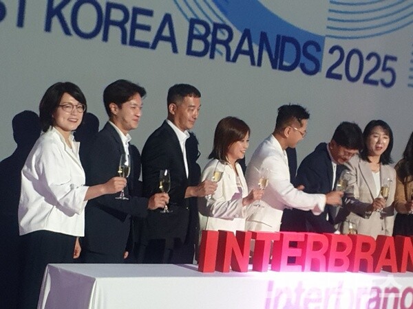 17일 ‘2025 베스트 코리아 브랜드’ 컨퍼런스가 열렸다. (왼쪽부터) 야놀자 김현정 CBO ,삼양식품 최의리 상무, 쿠팡 이창현 상무 ,LG전자 김효은 상무 ,인터브랜드 문지훈 글로벌 대표 파트너 ,KB국민은행 박진영 상무 , LG이노텍 김윤주 전문위원, 현대모비스 김은정 팀장. (사진=신현지 기자)