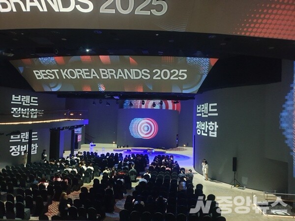 17일 그랜드 워커힐 서울 빛의 시어터에서 열린 ‘2025년 베스트 코리아 브랜드’ 컨퍼런스에서 관계자들이 발표를 듣고 있다.(사진=신현지 기자)