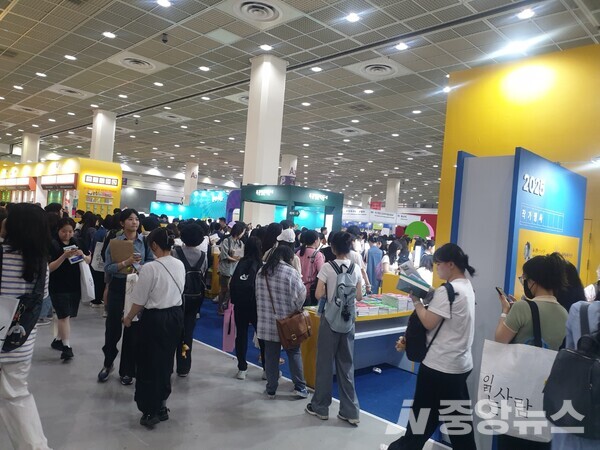 18일 서울국제도서전’이 열리는 삼성동 코엑스에 구름인파가 몰려있다(사진=신현지 기자)