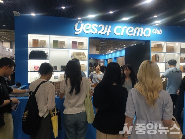 가족, 연인 친구 등 삼삼오오 부스를 방문해 책을 살펴보는 모습 (사진=신현지 기자)