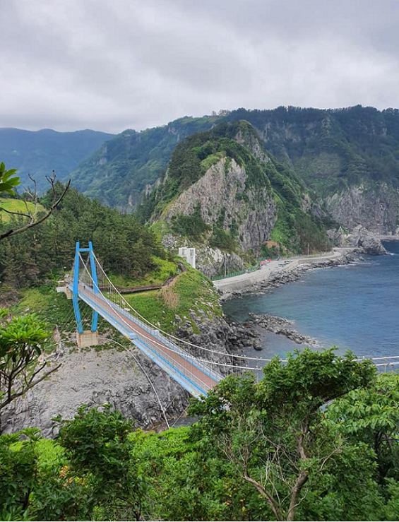 사진: 공중에서 내려다본 울릉도 관광코스 중 대표적인 랜드마크 관음도 전경