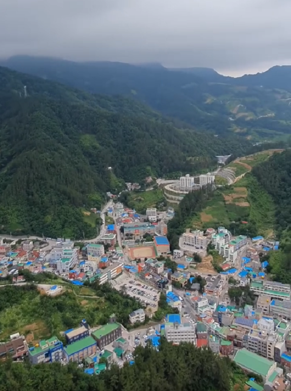 사진: 공중에서 바라본 울릉도 시내의 모습