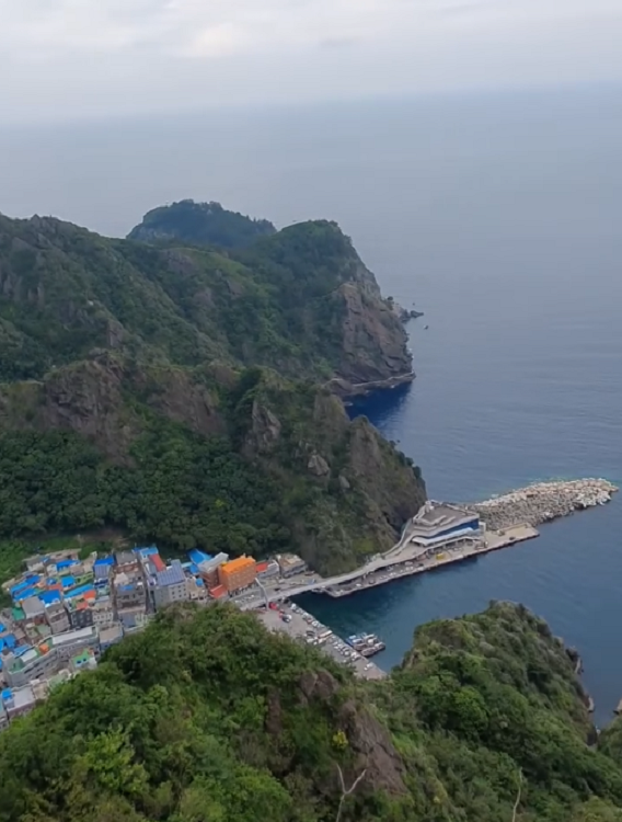 사진: 공중에서 바라본 울릉도 선착장과 해안 마을