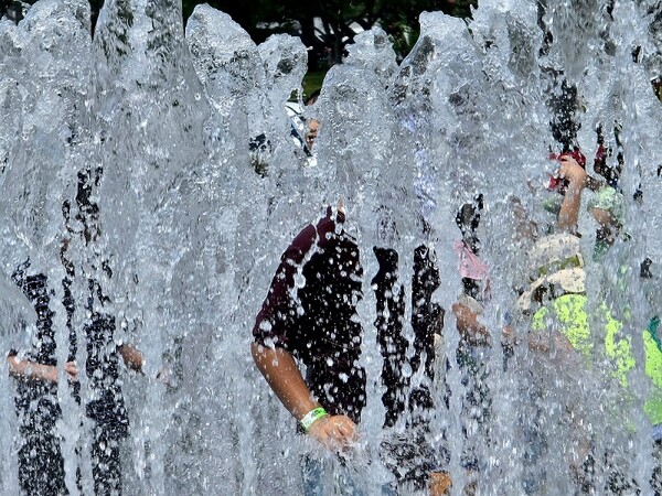 사진: 연일 찜통 더위가 이어지고 있는 가운데 26일 오후 광화문광장 바닥분수를 찾은 아이들이 물놀이를 하고 있다 (25.7.26 갤럭시S25 울트라 촬영) 
