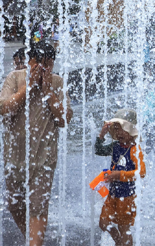 사진: 연일 찜통 더위가 이어지고 있는 가운데 26일 오후 광화문광장 바닥분수를 찾은 아이들이 물놀이를 하고 있다 (25.7.26 갤럭시S25 울트라 촬영) 