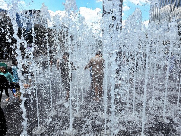 사진: 연일 찜통 더위가 이어지고 있는 가운데 26일 오후 광화문광장 바닥분수를 찾은 아이들이 물놀이를 하고 있다 (25.7.26 갤럭시S25 울트라 촬영) 
