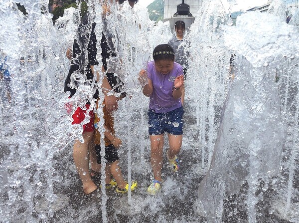 사진: 연일 찜통 더위가 이어지고 있는 가운데 26일 오후 광화문광장 바닥분수를 찾은 아이들이 물놀이를 하고 있다 (25.7.26 갤럭시S25 울트라 촬영) 