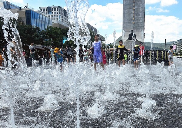 사진: 연일 찜통 더위가 이어지고 있는 가운데 26일 오후 광화문광장 바닥분수를 찾은 아이들이 물놀이를 하고 있다 (25.7.26 갤럭시S25 울트라 촬영) 