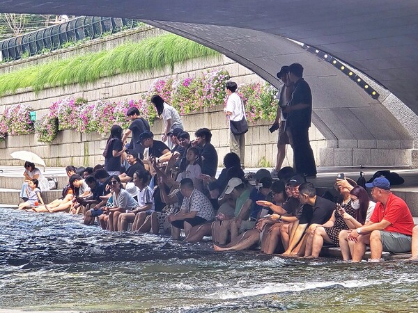 사진: 연일 찜통 더위가 이어지고 있는 가운데 27일 오후 청계천 모전교 아래에서 시민들이 더위를 식히고 있다.(25.7.26 갤럭시S25 울트라 촬영) 