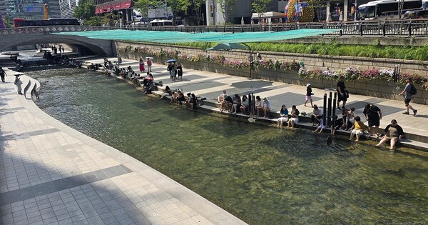 사진: 연일 찜통 더위가 이어지고 있는 가운데 27일 오후 청계천 모전교 아래에서 시민들이 더위를 식히고 있다,(25.7.26 갤럭시S25 울트라 촬영) 