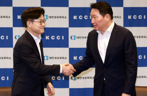 김정관(왼쪽) 산업통상자원부 장관과 최태원 대한상공회의소 회장이 4일 오후 서울 중구 대한상공회의소 대접견실에서 인사를 나누고 있다. (사진: 대한상공회의소 제공)