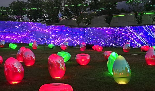 사진: 한여름 밤의 빛 축제 '서울라이트 DDP'... 'TIMESCAPE: 빛의 결' / 25.8.4 갤러시S24 울트라 촬영