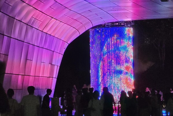 사진: 한여름 밤의 빛 축제 '서울라이트 DDP'... 'TIMESCAPE: 빛의 결' / 25.8.4 갤러시S24 울트라 촬영