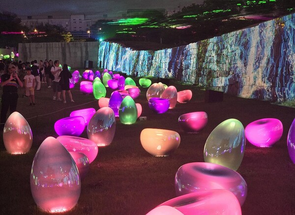 사진: 한여름 밤의 빛 축제 '서울라이트 DDP'... 'TIMESCAPE: 빛의 결' / 25.8.4 갤러시S24 울트라 촬영