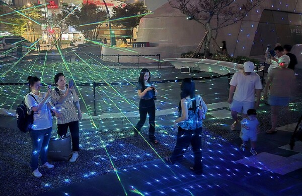 사진: 한여름 밤의 빛 축제 '서울라이트 DDP'... 'TIMESCAPE: 빛의 결' / 25.8.4 갤러시S24 울트라 촬영