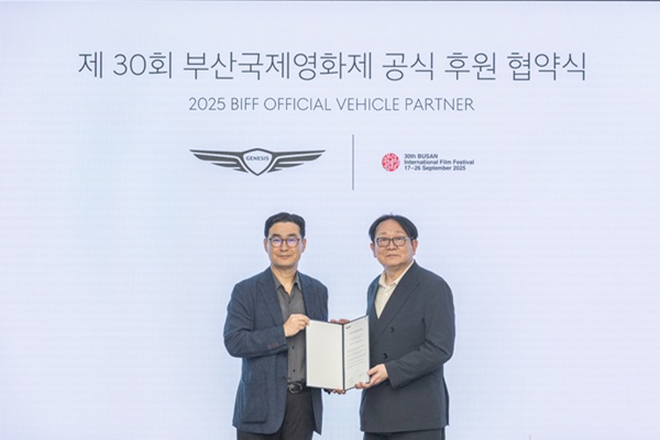 정유석(왼쪽) 현대자동차 국내사업본부장 부사장과 박광수 부산국제영화제 이사장(사진=BIFF)