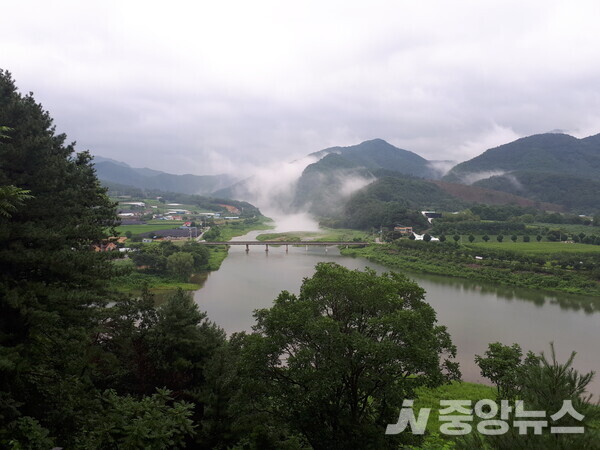 사진:  강원도 홍천 화양강 휴게소에서 내려다 본 운무