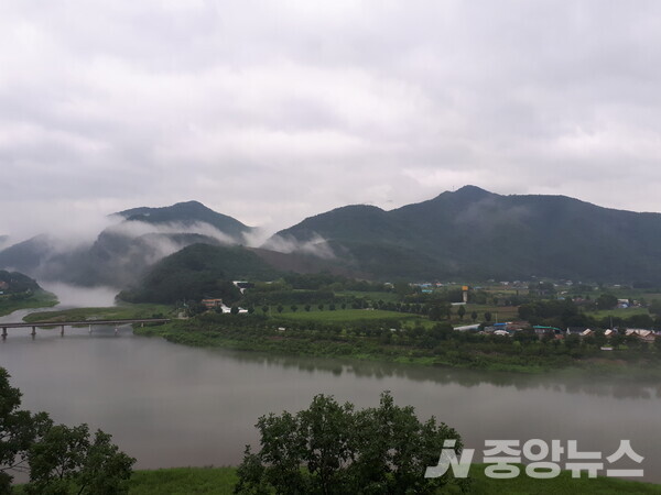 사진:  강원도 홍천 화양강 휴게소에서 내려다 본 운무 1