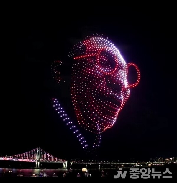 광복 80주년 기념 '광안리 드론쇼'...밤하늘에 나타난 김구(윤장섭 기자)
