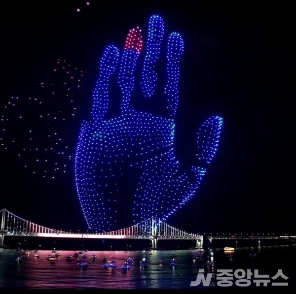 광복 80주년 기념 '광안리 드론쇼'...밤하늘에 나타난 안중근 손도장(윤장섭 기자)