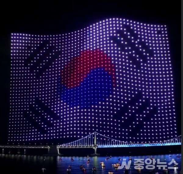광복 80주년 기념 '광안리 드론쇼'...밤하늘에 나타난 태극기(윤장섭 기자)