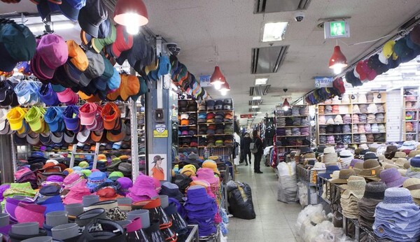   사진은 수입 원사 원자제로 만든 모자 가계.(자료사진=중앙뉴스)