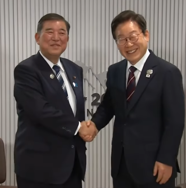  한-일 정상회담에서 이재명 대통령과 이시바 시게루 총리가 서로 악수로 인사를 나누고 있다. 