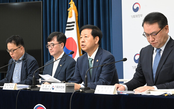  사진: 구윤철 부총리 겸 기획재정부 장관이 28일 정부세종청사 중앙동에서 열린 ‘2026년 예산안 및 2025~2029년 국가재정운용계획’ 상세브리핑에서 발표문을 낭독하고 있다.(기획재정부 제공)