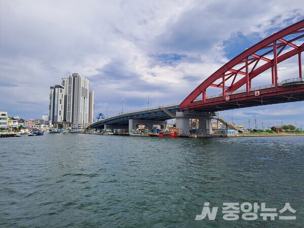 아름다운 바다 금강교 사이로 육지가 보인다.