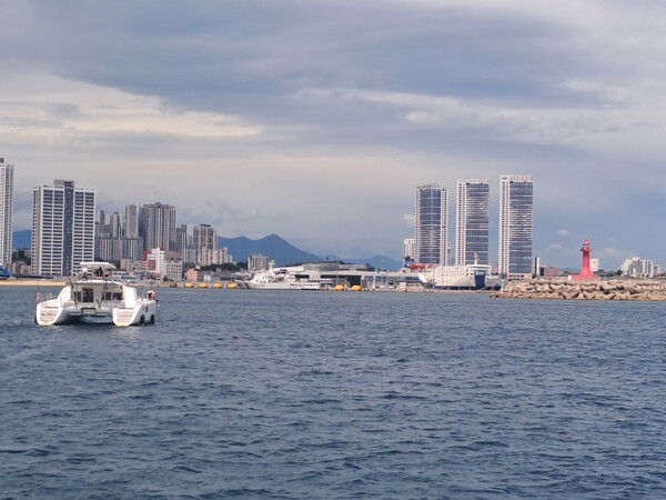   바다에서 바라다 본 속초 시내 건물들이 보인다.