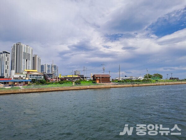    함경도 실향민들이 정착해 살든 곳 아바이 마을이 보인다.