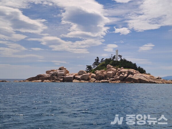 속초의 명소 8경 '조도섬' 이다.