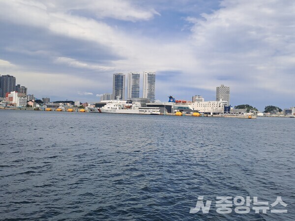   멀리 크루즈여객선 선착장이 보인다.