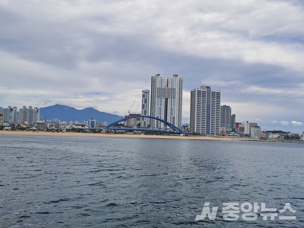    멀리 속초 시내를 연결하는 설악대교가 보인다.