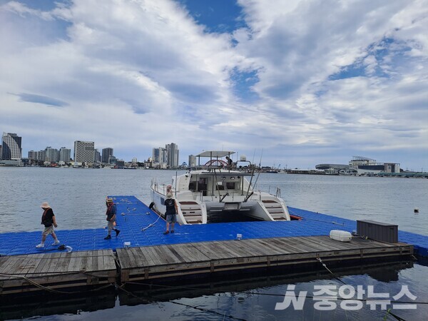   이 곳에서 배를 타고 속초 바다를 돌면서 관광을 즐길 수 있다.