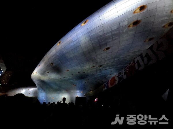 사진: 서울라이트 DDP 2025 가을 로랑 그라소의 Panoptes. 류재림 25.9.2 갤럭시S24 울트라 촬영