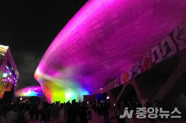 사진: 서울라이트 DDP 2025 가을 로랑 그라소의 Solar Wind 2. 류재림 25.9.2 갤럭시S24 울트라 촬영