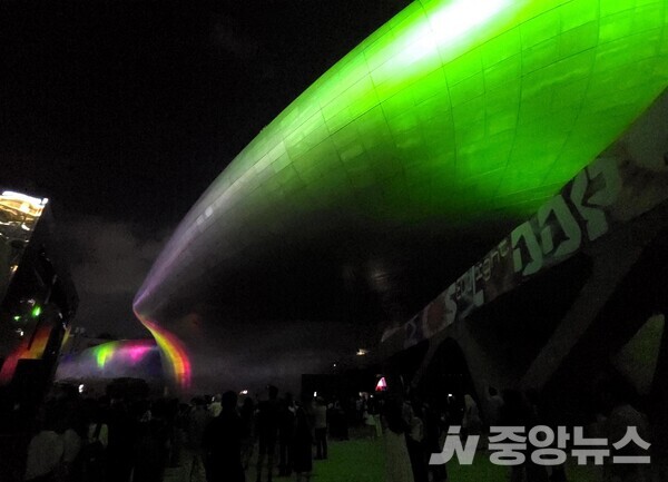 사진: 서울라이트 DDP 2025 가을 로랑 그라소의 Solar Wind 3. 류재림 25.9.2 갤럭시S24 울트라 촬영