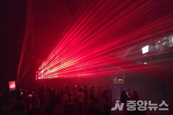 사진: 서울라이트 DDP 2025 가을의 대만 미디어 아티스트 아카 창 2. 류재림 25.9.2 갤럭시S24 울트라 촬영