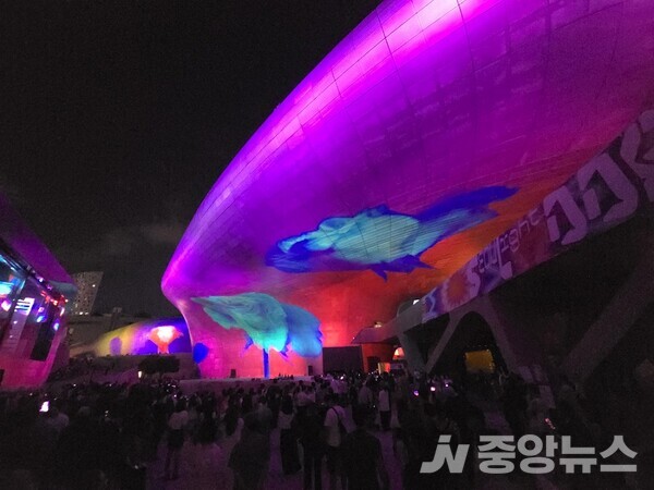 사진: 서울라이트 DDP 2025 가을의 디스트릭트의 Eternal Nature2. 류재림 25.9.2 갤럭시S24 울트라 촬영