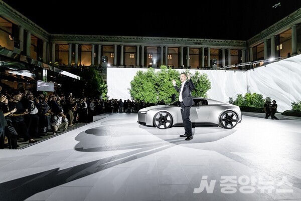 사진: 아우디, 새로운 디자인 철학을 담은 ‘아우디 콘셉트 C’ 공개. 2 최고 크리에이티브 책임자(Chief Creative Officer)인 마시모 프라셀라(Massimo Frascella)