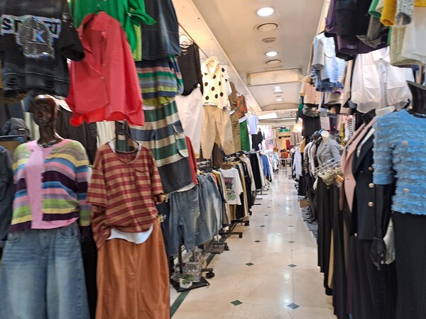 동대문 의류 도소매 상들이 장기적인 경기 침체로 옷 가계들이 손님이 없어 한산하다.(사진=중앙뉴스)