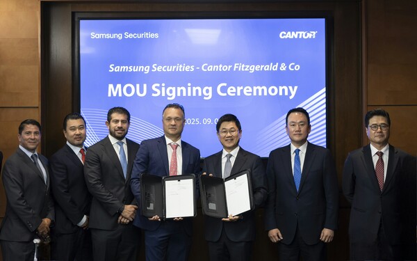 뉴욕의 칸토 본사에서 삼성증권 박종문 사장과 칸토 공동 CEO인 파스칼 밴들리어(Pascal Bandelier), 그리고 양사 관계자가 참석해 포괄적 업무제휴를 진행했다. 사진 왼쪽부터 칸토 공동 CEO 파스칼 밴들리어(Pascal Bandlier), 삼성증권 박종문 사장. (단체 사진에서는 왼쪽에서 네번째가 칸토 공동 CEO인 파스칼 밴들리어(Pascal Bandelier), 다섯번째가 삼성증권 박종문 사장).(사진=삼성증권 재공)